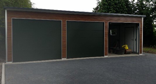 3-Fachgarage Großraumgarage holznachbildung mit grünen Toren