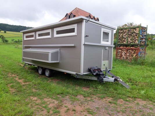 mobiler Hühnerstall in grau und Solarmodul